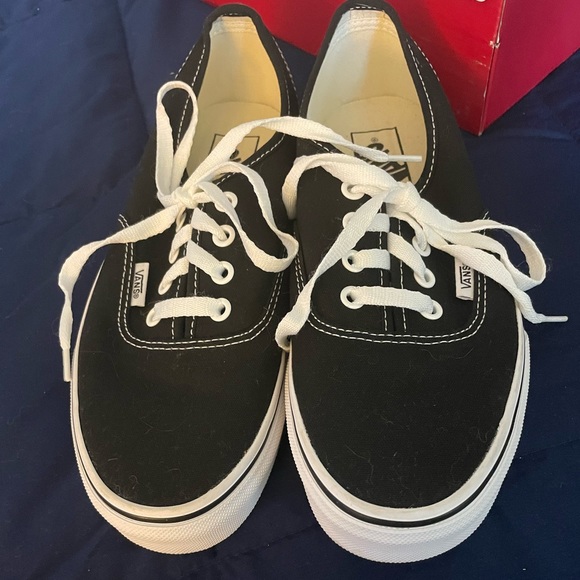 Vans Shoes - Vans low top lace up sneakers, off the wall
